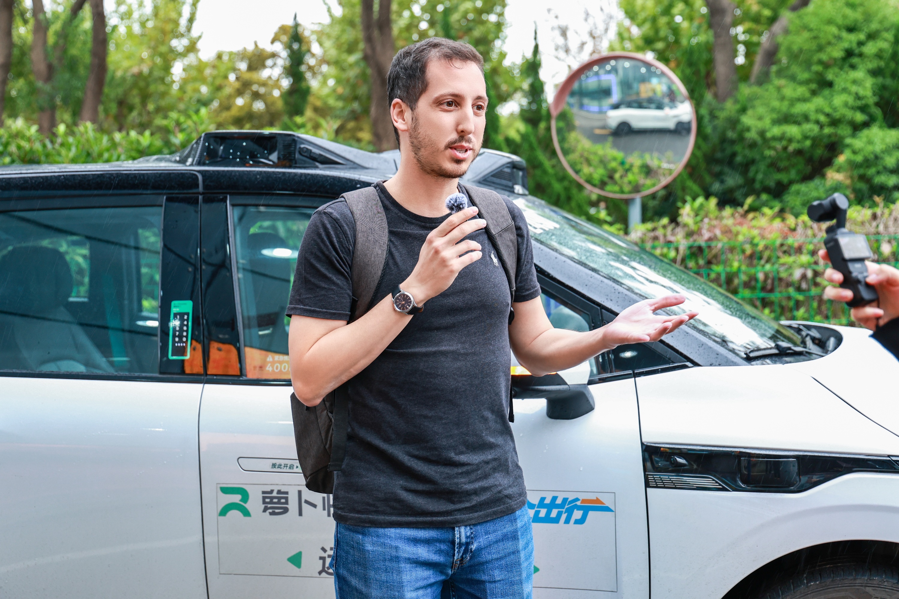 1764814464959508.jpg 希腊学员体验无人自动驾驶(1).JPG