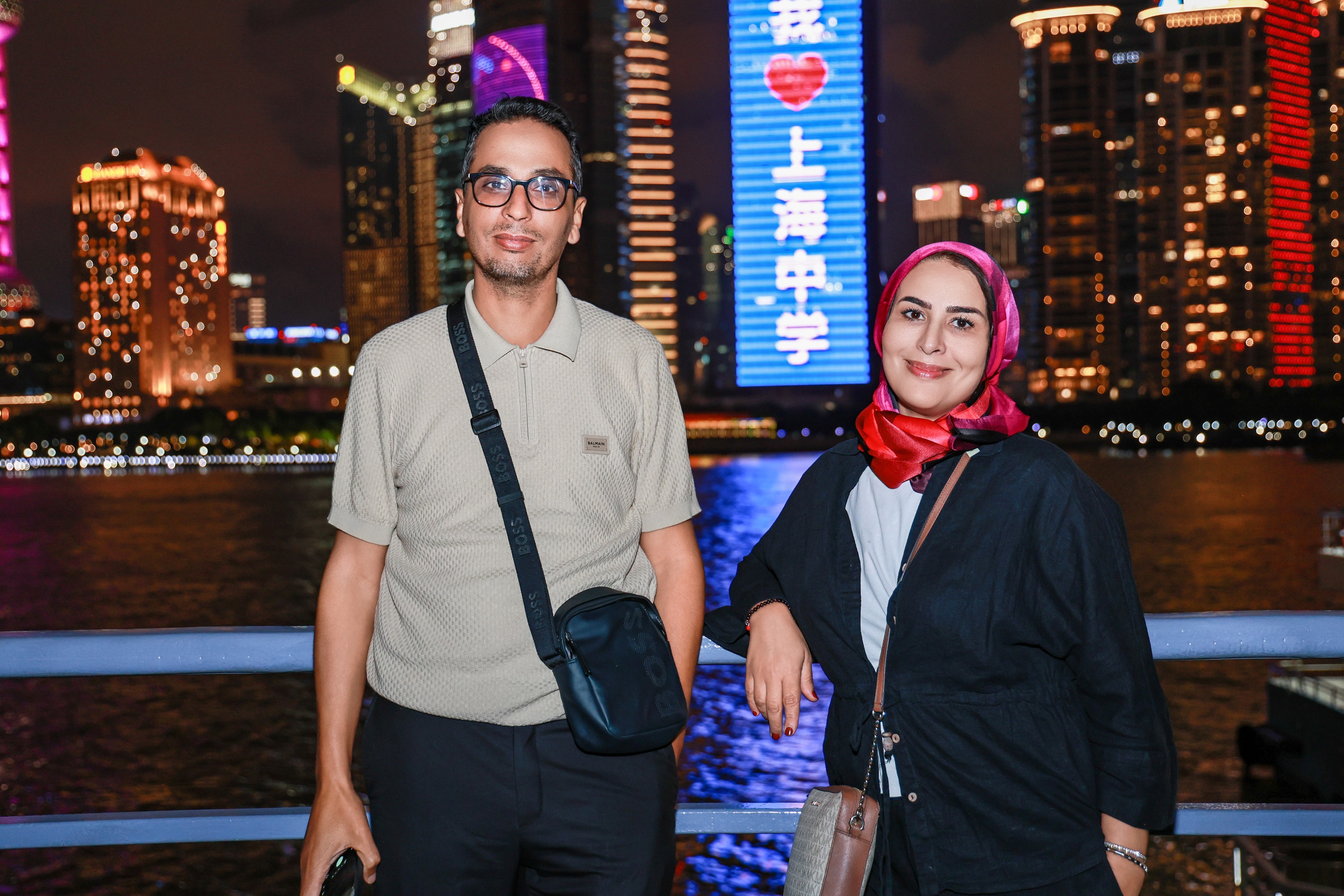 1764815224869839.jpg 摩洛哥学员Badre和Amina乘坐长航游船夜览黄浦江(1).JPG